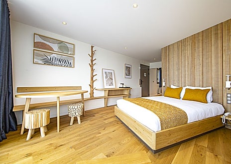 Imagen secundaria 1 - Vista exterior del hotel Station Cosmos (arriba); habitación del hotel Ecolodgee (abajo izquierda) y el RollercoasterRestaurant® (abajo derecha)