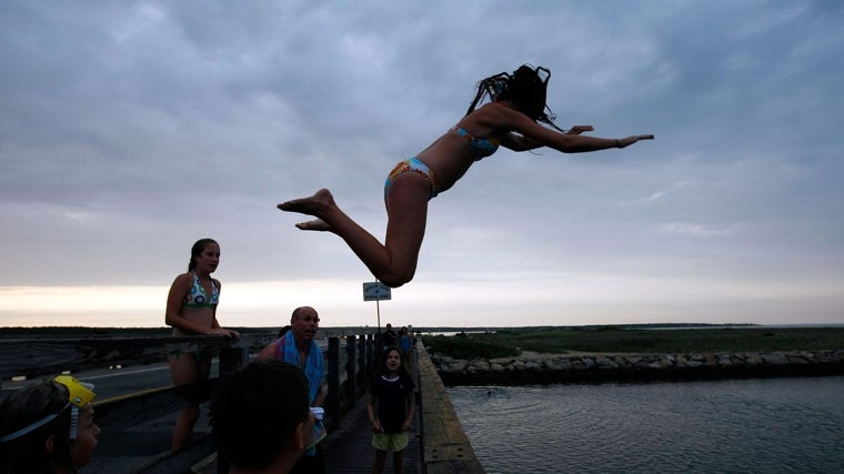 Un joven salta al mar desde el Puente Conmemorativo de la Legión Americana