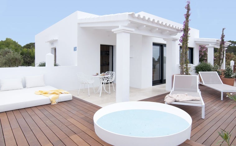 Imagen principal - Una de las villas de Paraíso de los Pinos, en Formentera