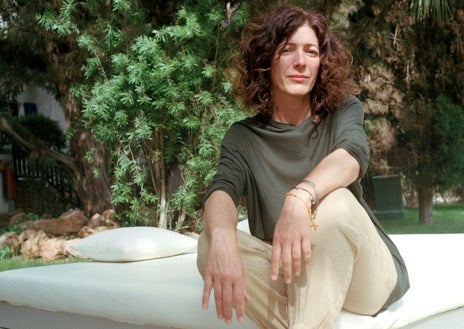 Imagen secundaria 1 - El restaurante Es Mal Pas, en Formentera; Lina Bustos, su dueña, y uno de sus platos de cocina creativa mediterránea