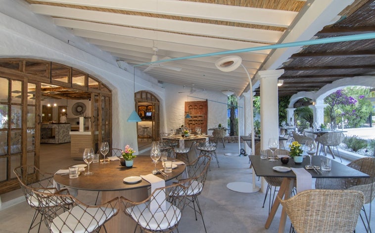 Imagen principal - El restaurante Es Mal Pas, en Formentera; Lina Bustos, su dueña, y uno de sus platos de cocina creativa mediterránea