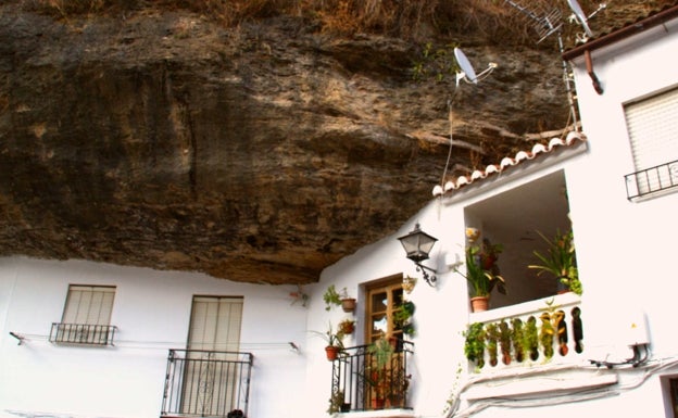 Las casas están construidas en las rocas