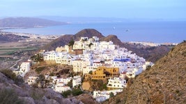 Entre mar y montaña: los ocho pueblos más bonitos de Andalucía en 2025, según la revista Viajar
