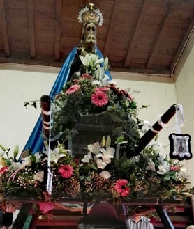 Imagen secundaria 2 - Interior de Santa María do Cebreiro (arriba); busto de Elías Valiña, creador de la flecha amarilla del Camino de Santiago (abajo izquierda) y Santa María do Cebreiro Virgen con el Niño