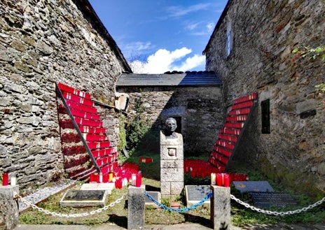 Imagen secundaria 1 - Interior de Santa María do Cebreiro (arriba); busto de Elías Valiña, creador de la flecha amarilla del Camino de Santiago (abajo izquierda) y Santa María do Cebreiro Virgen con el Niño