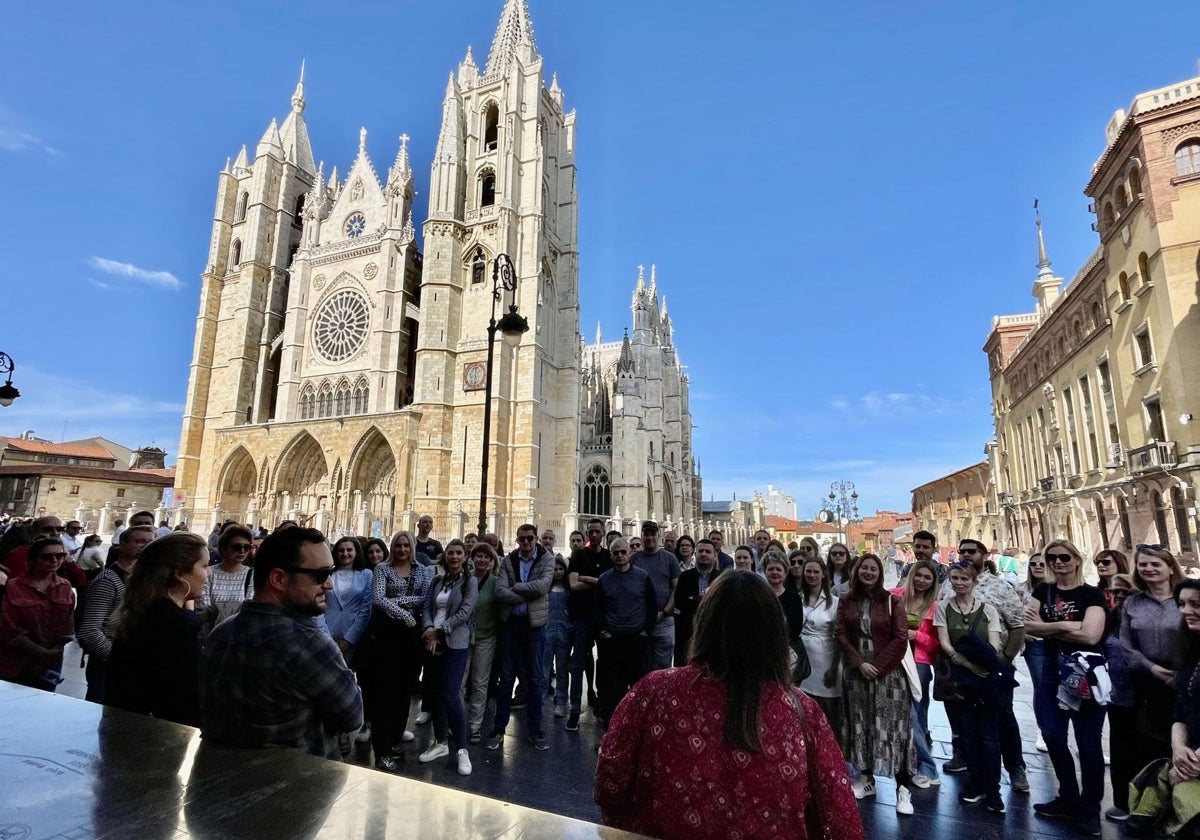 Turistas frente a la Catedral de León