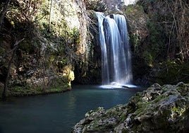 La ruta de senderismo que puedes hacer en este pueblo de Sevilla que te lleva a una de las cascadas más bonitas de Andalucía