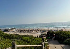 Imagen de la playa ubicada frente a la urbanización Nova Sancti Petri, Chiclana de la Frontera