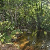 La isla oculta en la Sierra de Sevilla a la que se llega cruzando un puente de madera