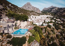 La piscina municipal con las vistas más bonitas de Andalucía está en este pueblo de Cádiz y solo cuesta 2 euros
