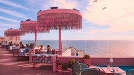El hotel de 'Barbie' está en Cádiz: así es la impresionante terraza rosa con vistas al mar