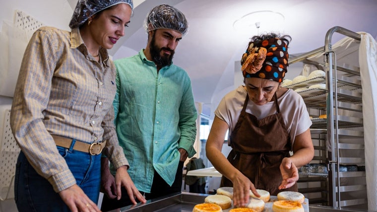 Extremadura cuenta con las Rutas Gastronómicas Sostenibles del Queso, del Ibérico y del Aceite, la Ruta del Vino Ribera del Guadiana además de la posibilidad de degustar el cava extremeño
