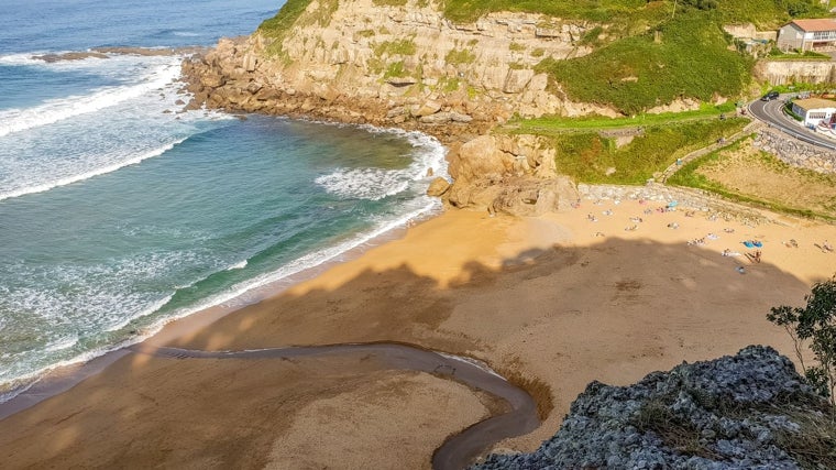 La playa de la Ñora está flanqueada por acantilados
