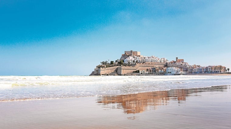 Playa Norte de Peñíscola con el castillo del Papa Luna y la ciudad al fondo