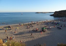 La cala sin olas y sin corriente a menos de dos horas de Sevilla considerada una de las más bonitas de Andalucía: «Parece una piscina natural»