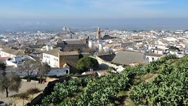 Tiene más de 3000 años y posee la calle más bonita de Europa: este es el pueblo más bonito de Sevilla en 2025