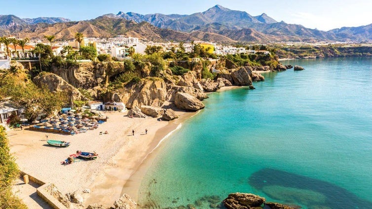 Estas son las playas de Andalucía donde puedes dormir en autocaravana en 2025: parkings, precios y servicios