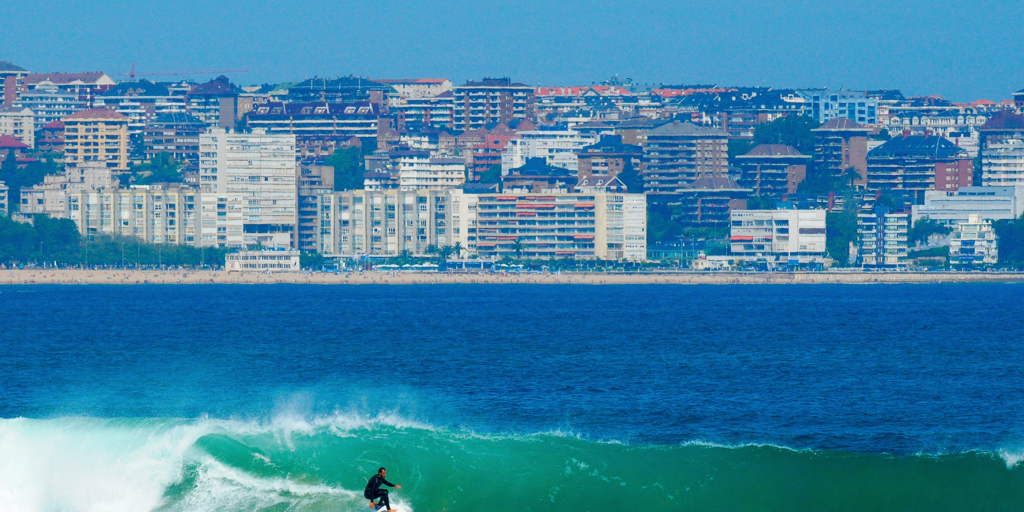 Cinco de las mejores playas de España para amantes del surf