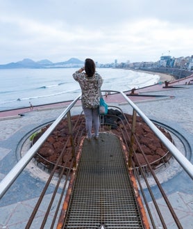 Imagen secundaria 2 - Practicando windsurf junto al puerto de Las Nieves (arriba); Cenobio de Valerón y sus cientos de graneros (abajo izquierda); y Playa de las Canteras vistas desde el auditorio Alfredo Kraus (abajo derecha).