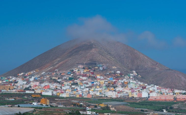Imagen principal - El Pico de la Atalaya o Montaña de Gáldar (arriba); contrafuertes de Tamadaba (abajo izquierda); y moliendo el único café que se produce en Europa (abajo derecha).