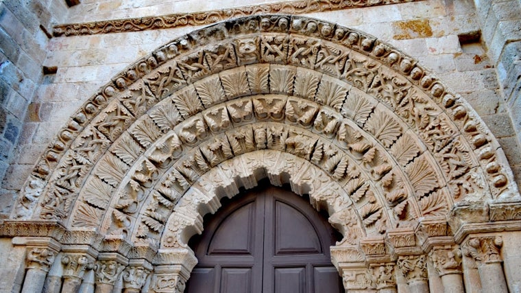 Los rostros de quienes formaban el parte del concejo se aprecian en las arquivoltas del pórtico de la iglesia