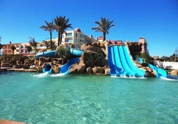 El paraíso para familias: hotel gigante de 4 estrellas que está a pie de playa y tiene toboganes en la piscina