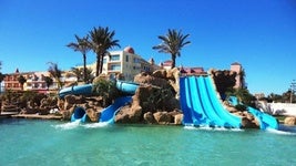El paraíso para familias: hotel gigante de 4 estrellas que está a pie de playa y tiene toboganes en la piscina
