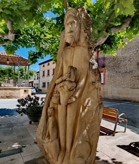 Imagen secundaria 2 - Desfile embrujado (arriba); escudo de Bargota, en el que aparece el famoso clérigo (abajo izquierda); y la escultura de Johanes de Bargota