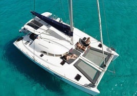 Catamarán en el mar