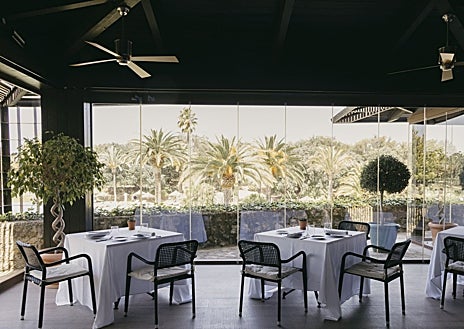 Imagen secundaria 1 - Una de las suites de Finca La Bobadilla, su restaurante El Mirador y mesa en su estrella Michelin La Finca