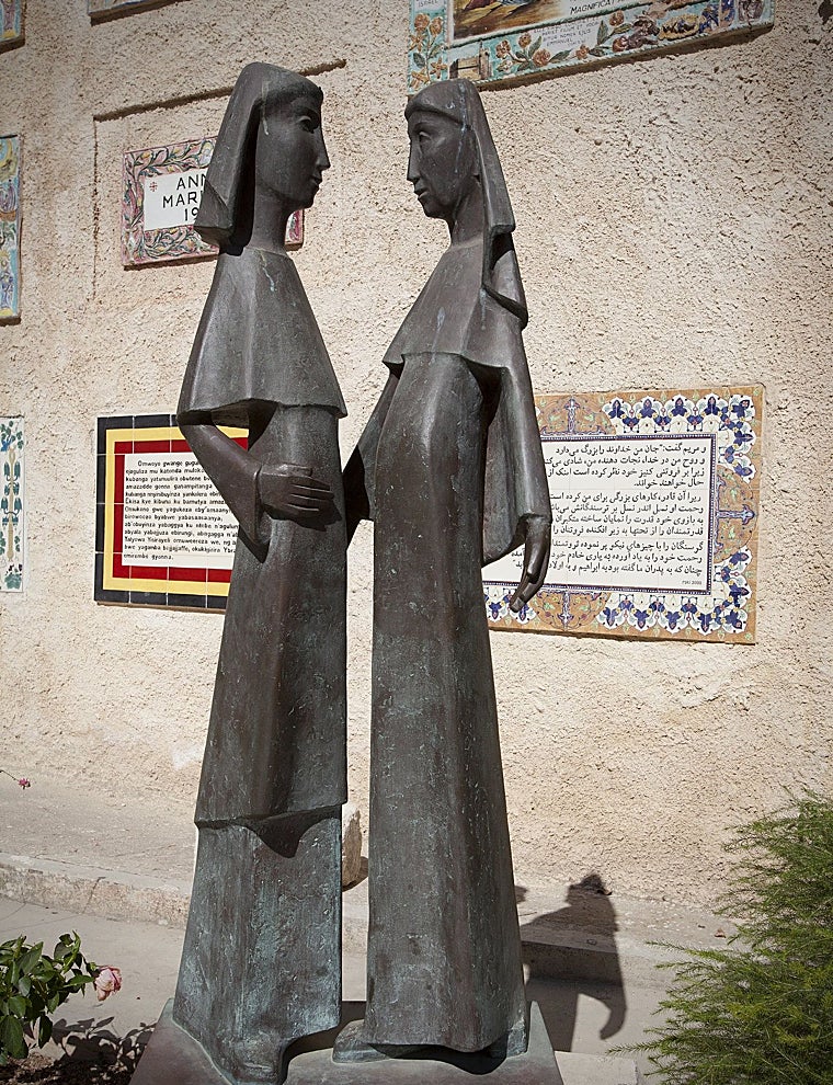 La Virgen María visitó a su prima Isabel (madre de San Juan Bautista), en Ein Karen