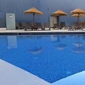 Vista de la piscina exterior del Ohtels Campo de Gibraltar