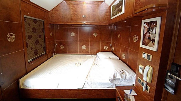 Imagen después - La Suite Deluxe en modo día y noche, con la cama desplegada