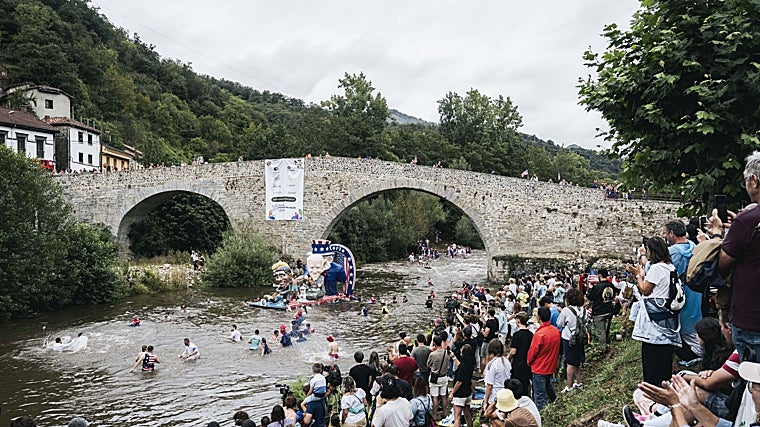 Las embarcaciones en Puente de Arco vistas por turistas