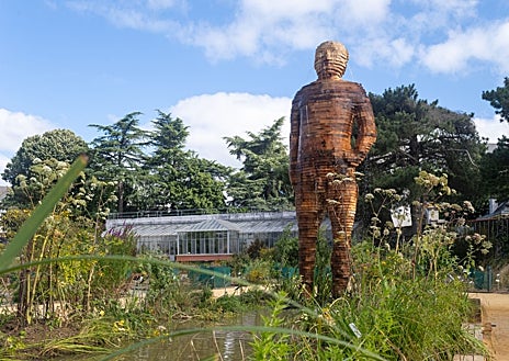 Imagen secundaria 1 - 'Les Anneaux' (Los Anillos), de Daniel Buren y Patrick Bouchain (arriba); 'L'homme de bois' ('El hombre de madera), de Fabrice Hyber (abajo izquierda); y 'Antípodos' de Iván Argote
