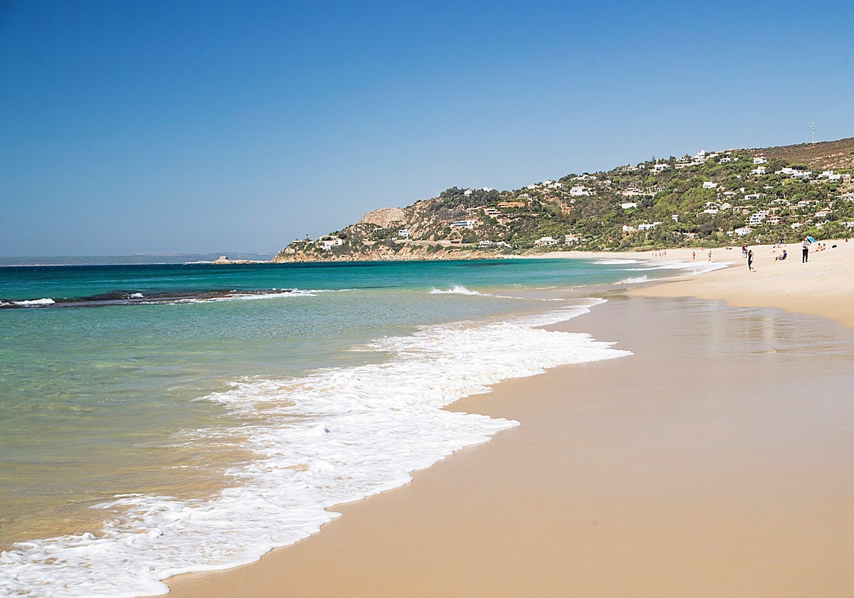 Esta playa, la Cala de Los Alemanes en Zahara de los Atunes, destaca por sus aguas cristalinas