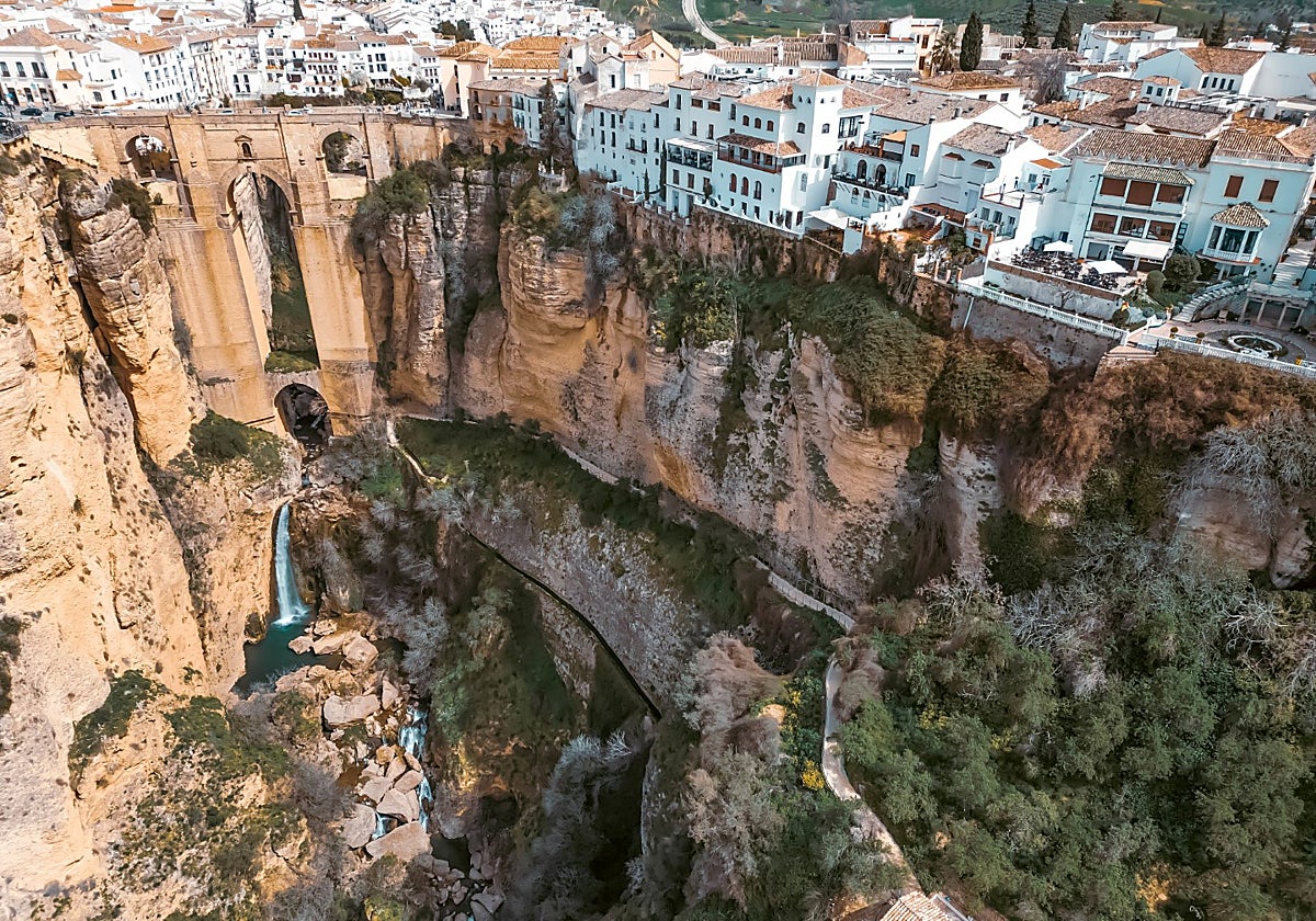 Este espectacular camino se encuentra en la ciudad malagueña de Ronda, una de los puntos más visitados de Andalucía