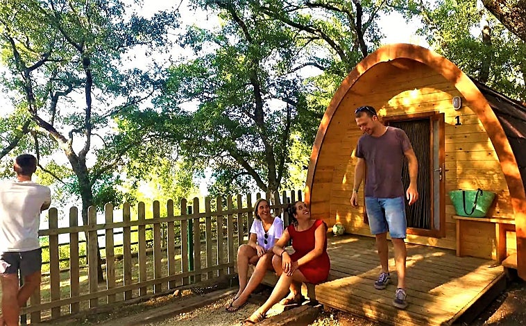 Imagen principal - Algunas de las cabañas, bungalows y zona de acampada