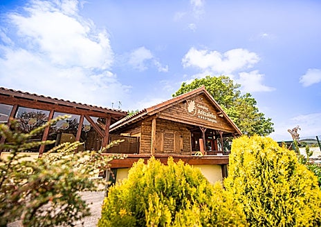 Imagen secundaria 1 - Algunas de las cabañas, bungalows y zona de acampada