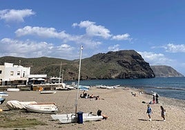 La playa con aguas turquesas a la que hay que ir sí o sí: está en uno de los pueblos más bonitos de Andalucía
