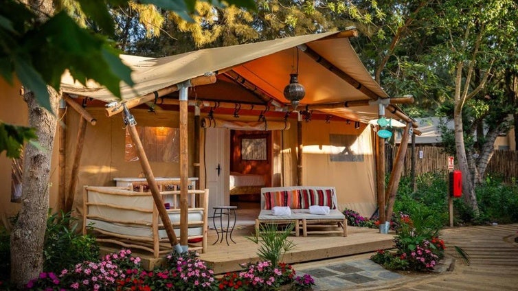 Glamping en Andalucía: tiendas de campaña con aire acondicionado, camas y desayuno