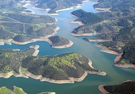 La playa interior de Jaén donde puedes nadar, alquilar kayaks y hacer picnic entre pinos