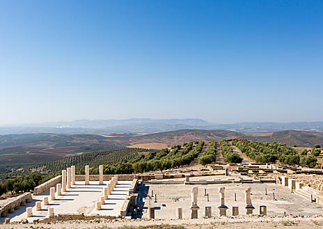 Imagen secundaria 1 - Interior de la iglesia de Santa María la Mayor, Parque Arqueológico de Torreparedones y estatua del León ibérico