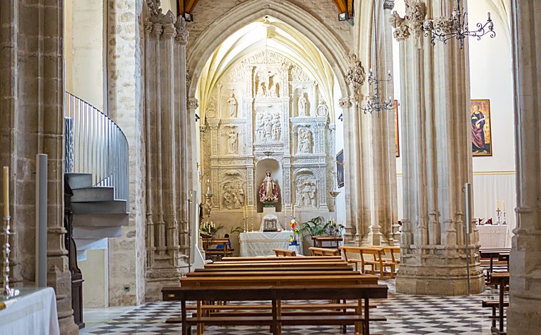 Imagen principal - Interior de la iglesia de Santa María la Mayor, Parque Arqueológico de Torreparedones y estatua del León ibérico