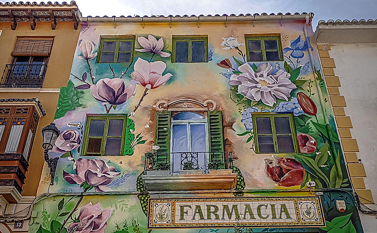 Imagen principal - Diferentes murales de la nueva ruta artística de Baena