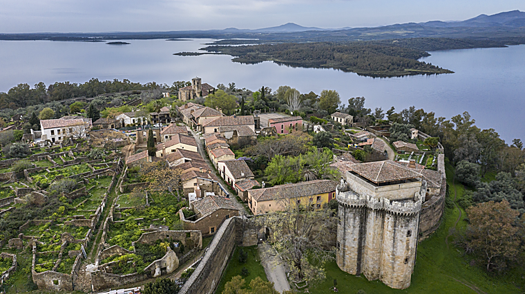 Imagen del pueblo abandonad ode Granadilla con su castillo