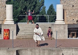 Momento de una de las visitas arqueoteatralizadas en Clunia