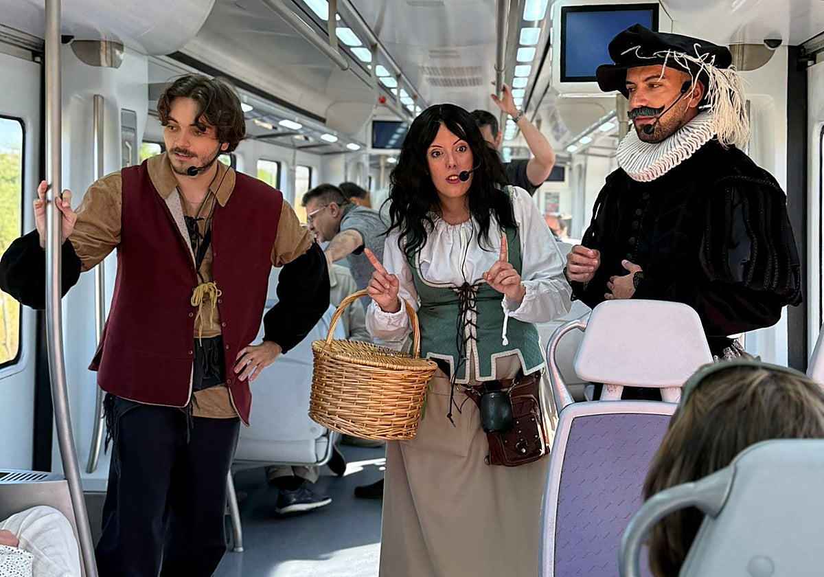 Actores interactuando con los viajeros del Tren de Alcalá