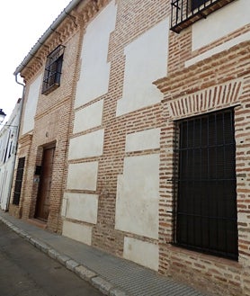 Imagen secundaria 2 - Parque Cieza de León con la muralla (arriba). Al fondo se ve la torre de Nuestra Señora de la Granada; Palacio de los Zapata, que fue sede del Tribunal de la Inquisición (abajo izquierda); una de las fachadas mudéjares que se pueden ver en Llerena (abajo derecha)