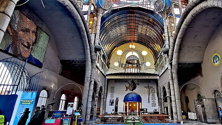 A la izquierda, el mural con el rostro de Justo Gallego formado por más de 2.700 latas de treinta y un colores